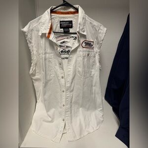 White, sleeveless bottom down Harley Davidson shirt in L size.